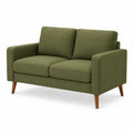Sofa dwuosobowa z tkaniny zielonej z drewnianymi nogami