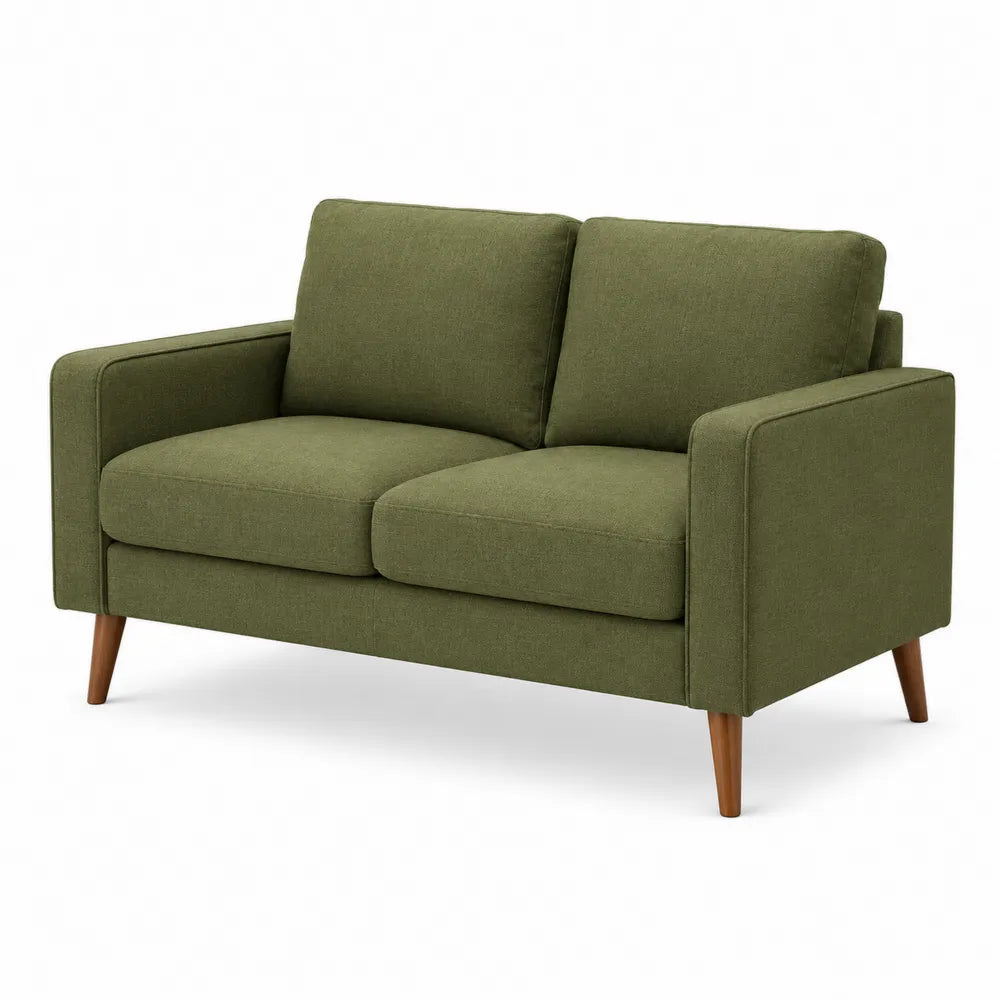 Sofa dwuosobowa z tkaniny zielonej z drewnianymi nogami